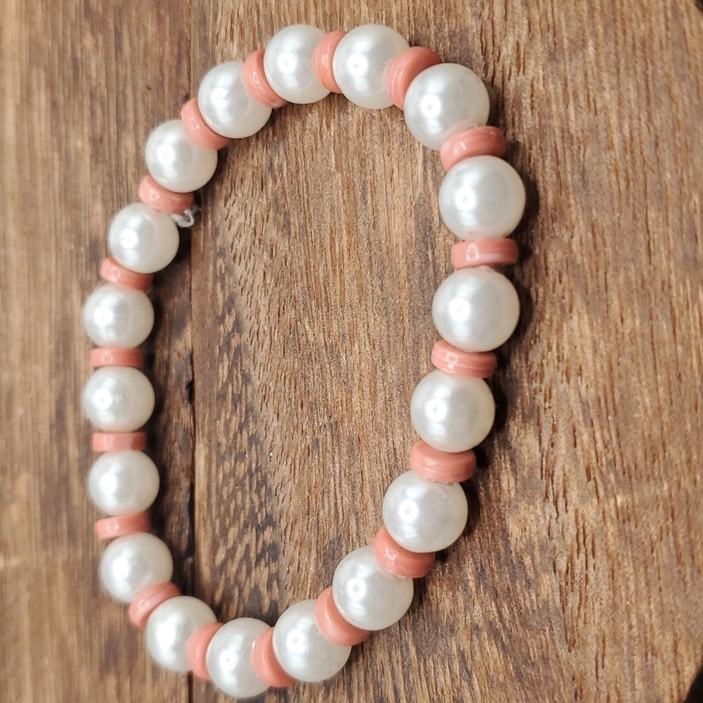 B1922 regency pearl and orange cream bracelet 😍